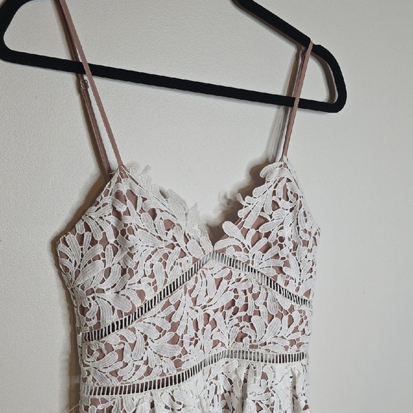 Olivaceous Elegant White Lace Maxi Dress Size MEDIUM - Picture 2 of 9